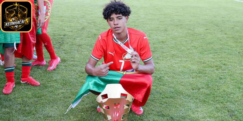 Ronaldo Jr gây sốt châu Âu, CR7 có động thái khiến nhiều ông lớn bất ngờ 3 Ronaldo Jr đối mặt cái bóng quá lớn từ CR7