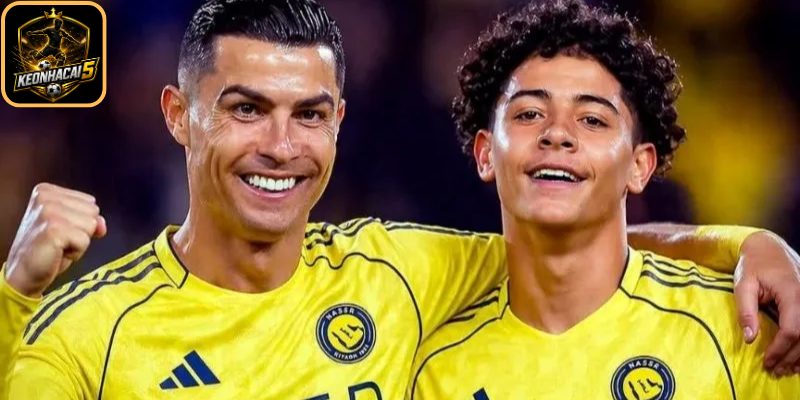 Ronaldo Jr gây sốt châu Âu, CR7 có động thái khiến nhiều ông lớn bất ngờ 2 CR7 muốn con trai tiếp tục ở Al Nassr