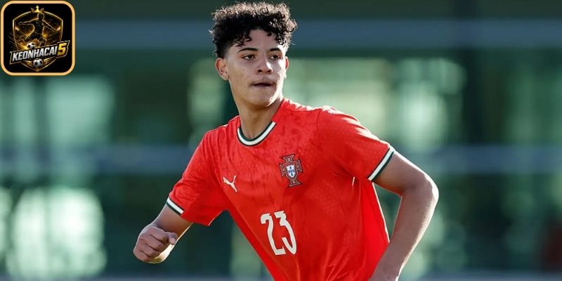 Ronaldo Jr gây sốt châu Âu, CR7 có động thái khiến nhiều ông lớn bất ngờ 1 Ronaldo Jr muốn trở lại bóng đá châu Âu
